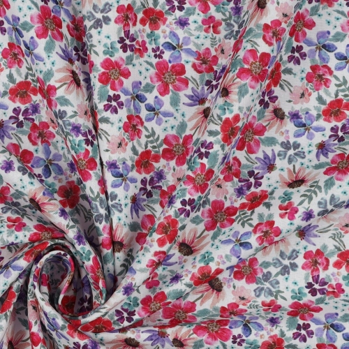 Zbliżenie na kwiatowy nadruk na białej popelinie bawełnianej