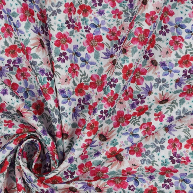 Zbliżenie na kwiatowy nadruk na białej popelinie bawełnianej