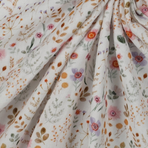 Przybliżenie na kolorowe kwiaty nadruku łąki kwietnej na muslinie