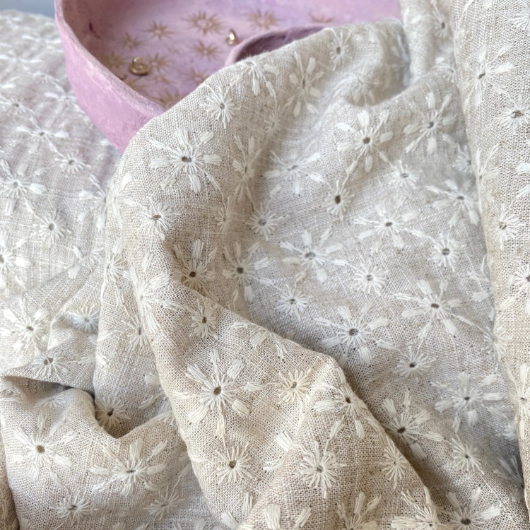 Tkanina Janina z haftowanymi kwiatami