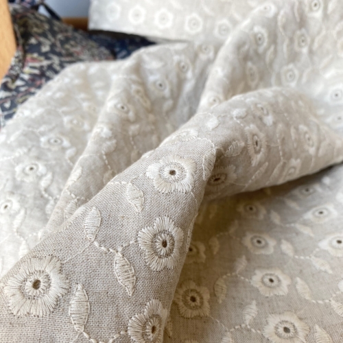 Tkanina z haftem lniana