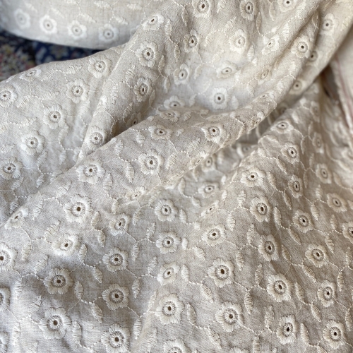 Tkanina z lnem w haft angielski