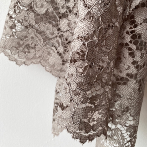 Koronka odzieżowa beżowa