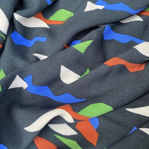 Tkanina w geometryczne wzory na czarnym wypłukanym tle