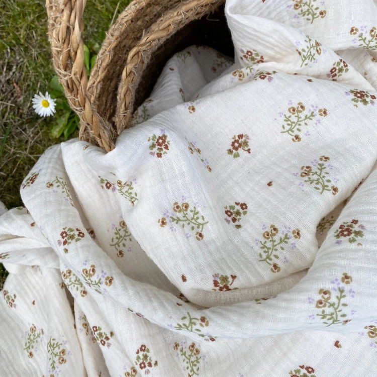 Muślin w kwiatuszki na waniliowym tle