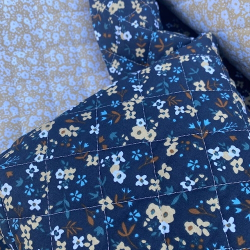 Tkanina w kwiaty pikowana