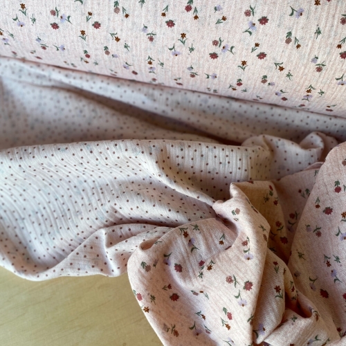 Materiał muślin drukowany dwustronnie różowy