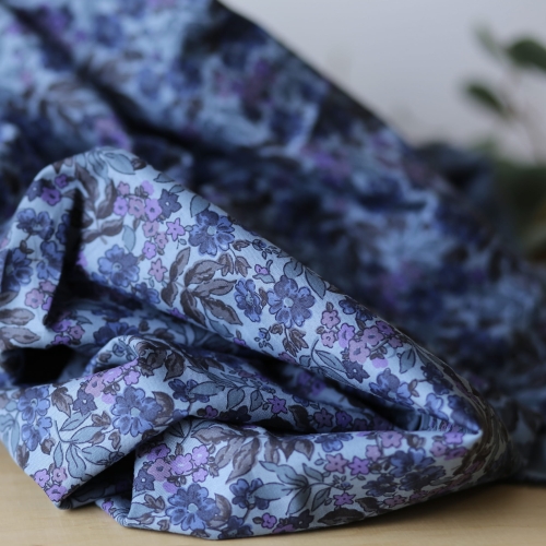 Niebieska tkanina w kwiaty