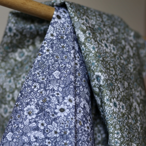 Tkanina w kwiatuszki na szarym tle