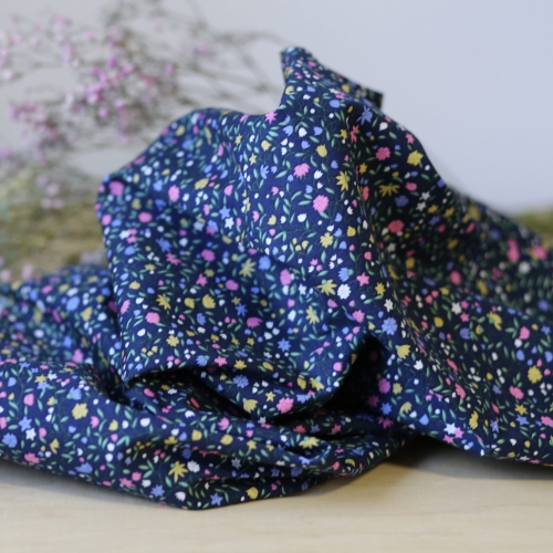 Tkanina bawełniana w kwiaty, granatowe tlo