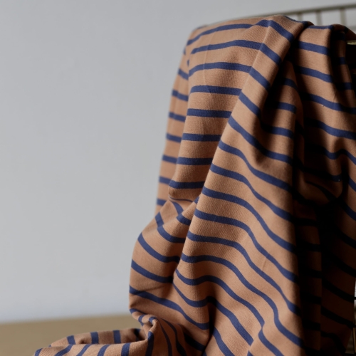 Jersey w paseczki ceglasty