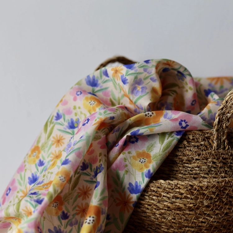 batyst w kolorowe kwiaty